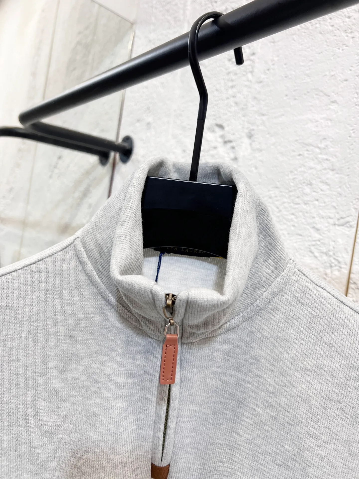 P196 Style number: T73 2235# Actual pictures! ! Ralph Lauren Minnie fabric long-sleeved half-zip sweatshirt. Color: black, oatmeal gray, camel, dark gray, light gray, navy blue, milk white. A total of 7 colors. Size: M-100-120 catties L-120-140 catties XL-140-160 catties 2XL-160-180 catties
